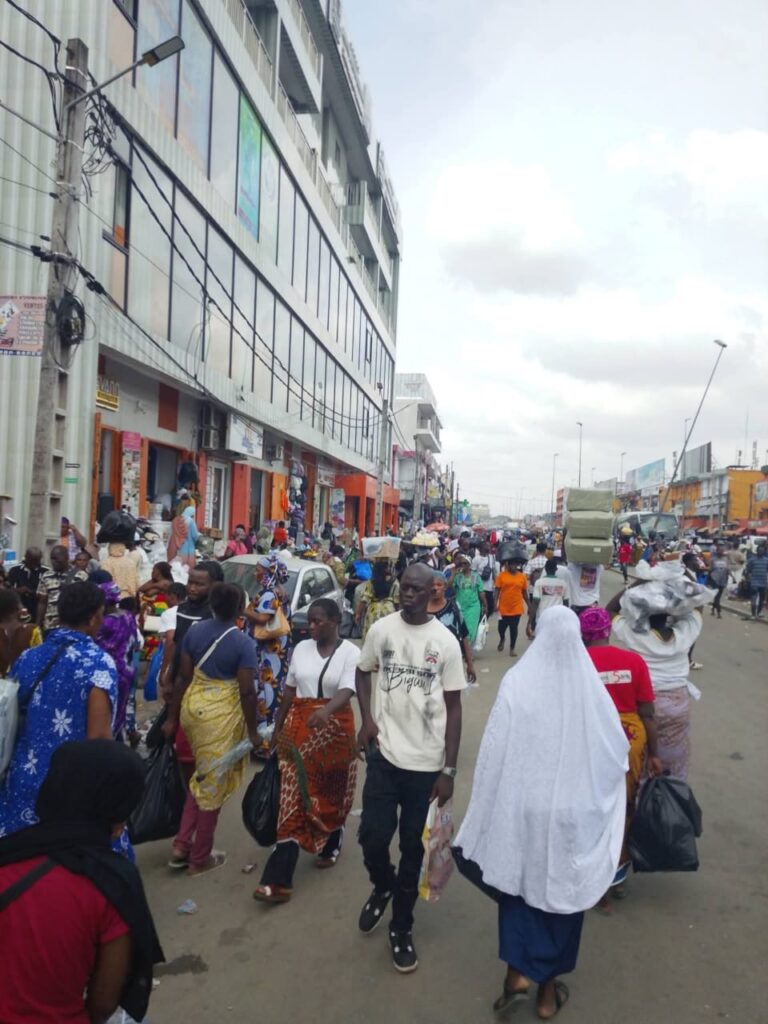 La voie de Nangui Abrogoua envahie par les populations